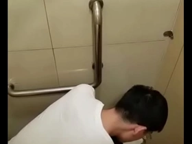 厕所偷拍，吃大鸡巴，口射 porn gay japan school