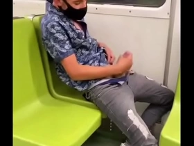 Máscarado batendo punheta no metro asian chinese gay porn