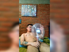 Vergón activo se masturba clothes-brush globo de condón pinoy gay hot porn