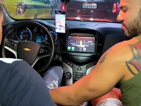 Motorista de uber ganha mamada no carro e pede pra fuder minha bunda em casa ( brunohot25 ) gay asian payola kneading porn