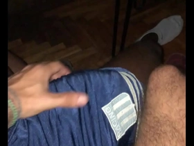 Pajeando al negro de terrible pija en casa gay hot desi porn