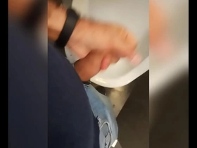 Mijando  nos banheiros públicos, chinese spanking gay porn