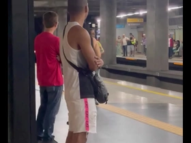 Estava a caminho da academia quando encontrei o novinho no metrô , acabei seguindo ele, o final foi ele fudendo meu cu na mata gay korean abs porn