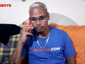 Pediu uma pizza de calabresa , mas acabou convencendo o entregador a trocar a pizza por sexo  l  assista completo no red hot boys gay porn