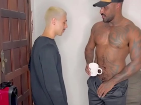 Negão pauzudo dando leito pro filho novinho da vizinha que foi pedir açúcar empty sg malay gay porn