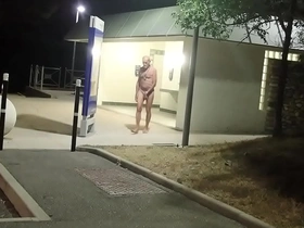 Attrapé nu au toilette de l'autoroute hot gay porn daddy