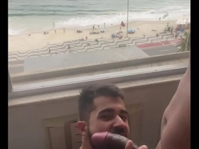 Mamando com gosto essa piroca de 27 cm com essa vista linda da praia (completo no red) chinese and white gay porn