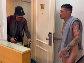 Vizinho tarado bateu na porta errada e acaba ganhando leitinho ,vídeo completo no red… hot properties gay porn