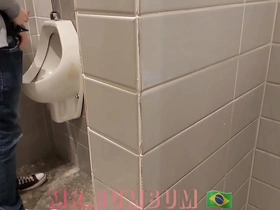 Novinho saiu da faculdade e foi na padaria . no banheiro deixou de mijar para receber um boquete . diário de banheirão (dia8) completo no overheated e subscrição japan time freeze porn gay