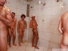 Partida de futebol acaba numa suruba no chuveiro e vestiario. porn gay japan handsome